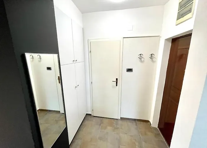 Urban 2 - For Modern Nomads * スコピエ